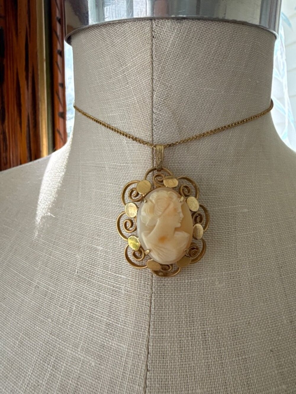 Vintage 50s Carved Shell Cameo Pendant Necklace Wire Goldtone Frame